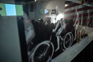 odbicie publiczności spotkania autorskiego w obrazie zawieszonym w galerii sztuki
