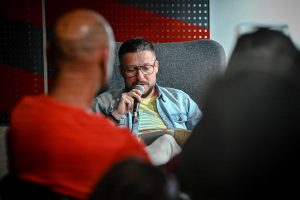 Marcin Zegadło czytający wiersz ze swojego tomu wierszy Marte i Ozdobne