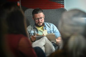 Marcin Zegadło czytający swoją książkę zatytułowaną Marte i Ozdobne