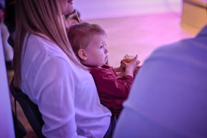 dziecko siedzące na kolanach kobiety