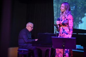 Andrzej Młodkowski przy fortepianie