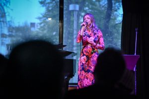 Olga Przybylik na scenie w Częstochowie