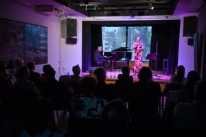 Olga Przybylik na scenie Ośrodka Promocji Kultury