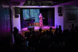 Olga Przybylik występująca na scenie Ośrodka Promocji Kultury Gaude Mater w Częstochowie