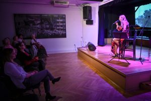 Olga Przybylik na scenie Ośrodka Promocji Kultury w Częstochowie