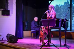 Olga Przybylik na scenie Ośrodka Promocji Kultury