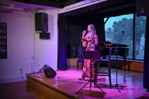 Olga Przybylik na scenie Ośrodka Promocji Kultury