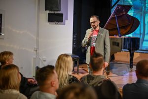 Robert Jasiak przemawiający przed publicznością