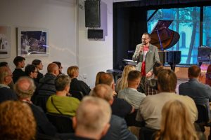 Robert Jasiak przemawiający do publiczności przed koncertem