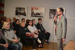 Robert Jasiak dyrektor Ośrodka Promocji Kultury Gaude Mater w Częstochowie witający publiczność przed wydarzeniem kulturalnym