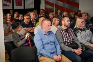 publiczność słuchająca występu muzycznego