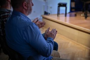 klaszczący mężczyzna