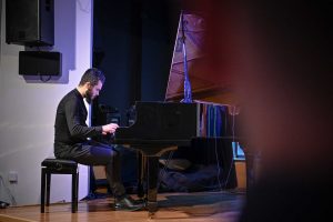 Łukasz Ojdana grający na fortepianie