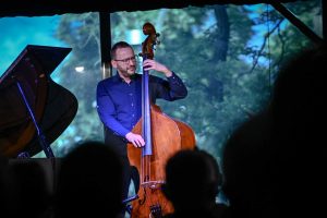 Maciej Garbowski grający na kontrabasie