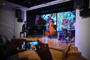 formacja RGG podczas koncertu na scenie