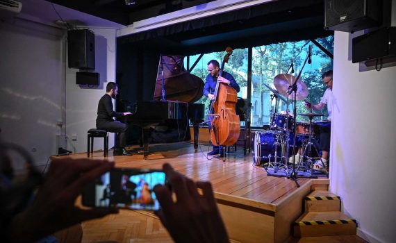 formacja RGG podczas koncertu na scenie