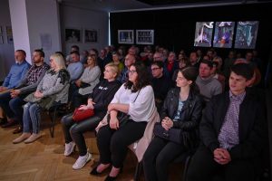 publiczność słuchająca koncertu muzycznego w Ośrodku Promocji Kultury Gaude Mater w Częstochowie