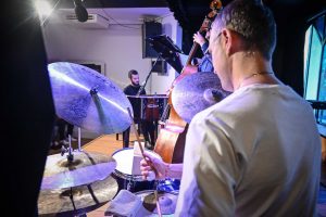 Krzysztof Gradziuk grający na perkusji