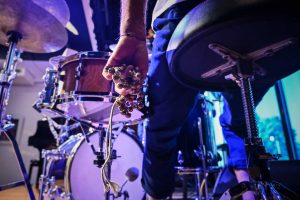 perkusista grający na perkusji