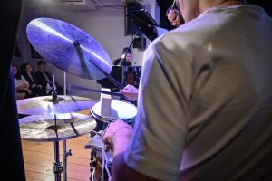 perkusista grający na perkusji