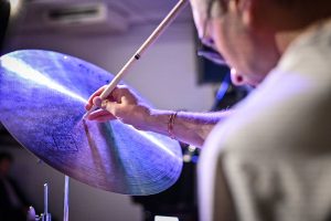 perkusista dotykający pałeczką perkusyjną talerza perkusyjnego