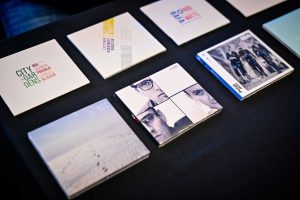 płyty kompaktowe z muzyką tria RGG ułożone w rzędach na stoliku