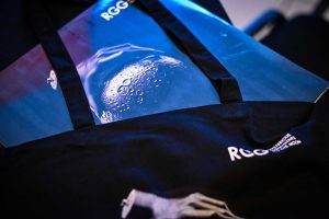 okładka płyty grupy RGG wystająca z torby