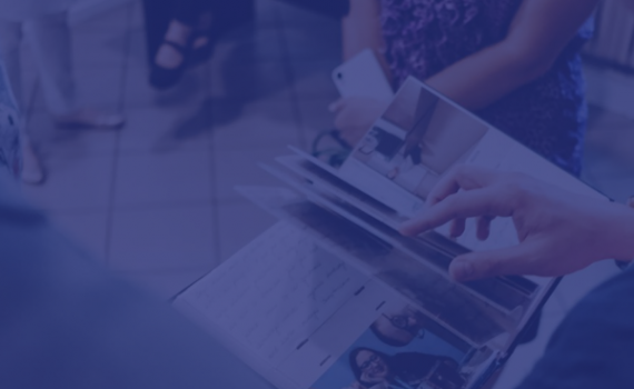 osoba przeglądająca album ze zdjęciami