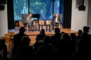 Adam Florczyk i Tomasz Stawiszyński na scenie Ośrodka Promocji Kultury Gaude Mater w Częstochowie