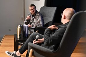 Adam Florczyk prowadzący spotkanie autorskie