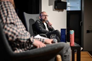 Tomasz Stawiszyński podczas spotkania autorskiego w Ośrodku Promocji Kultury Gaude Mater w Częstochowie