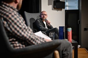 Tomasz Stawiszyński podczas spotkania autorskiego w Częstochowie