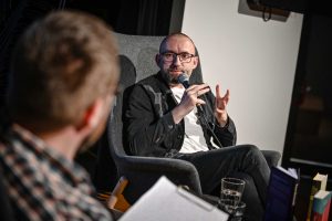 Tomasz Stawiszyński odpowiadający na pytanie prowadzącego