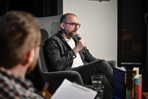 Tomasz Stawiszyński podczas spotkania autorskiego