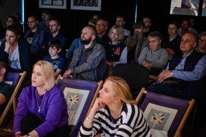 publiczność zgromadzona podczas spotkania autorskiego