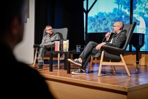 Adam Florczyk i Tomasz Stawiszyński rozmawiający podczas spotkania autorskiego