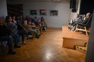 publiczność zgromadzona pod sceną podczas spotkania autorskiego