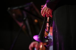 trębacz trzymający trąbkę