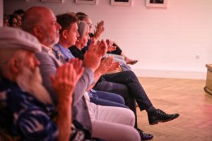 publiczność klaszcząca podczas koncertu