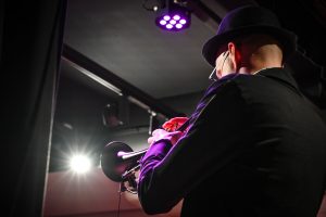 trębacz grający na trąbce