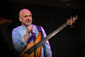 Igor Zakus przemawiający przez mikrofon