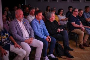 publiczność zgromadzona w ośrodku promocji kultury