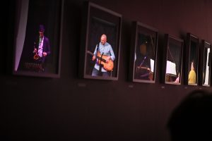 odbicia lustrzane muzyków w oprawie obrazów zawieszonych na ścianie galerii