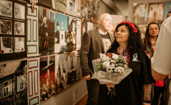 Joanna Sidorowicz oglądająca swoje prace podczas wystawy