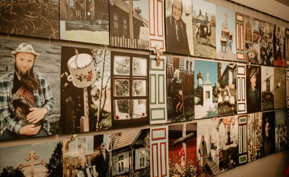 wystawa fotografii zawieszona w galerii sztuki