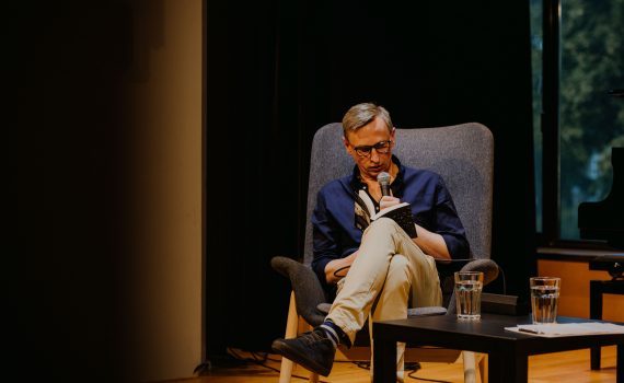 Łukasz Suskiewicz czytajcy fragment swojej książki