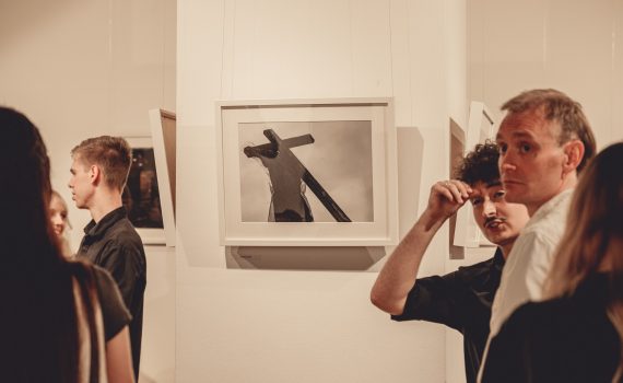 publiczność zwiedzająca wystawę w galerii sztuki