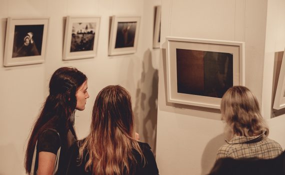 dziewczęta oglądające fotografie na wystawie