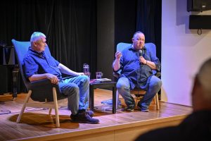 Zdzisław Romuald Sierpiński i Wojciech Kowalski na scenie Ośrodka Promocji Kultury Gaude Mater