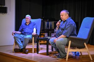 Wojciech Kowalski rozmawiający ze Zdzisławem Romualdem Sierpińskim